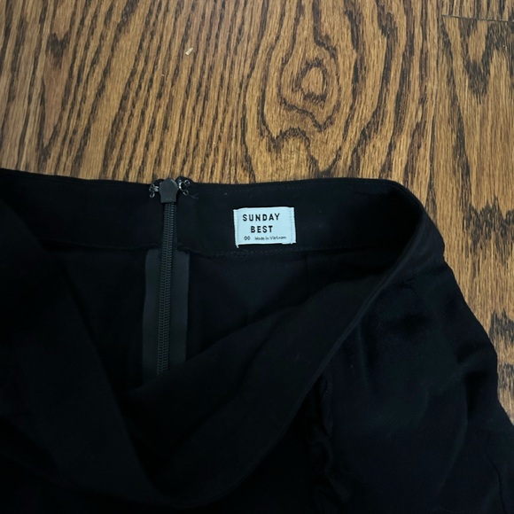 Sunday Best (Aritzia) shorts in size US 00 - Picture 3 of 3